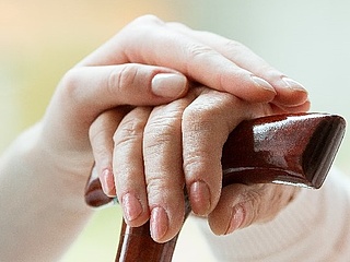 Symbolbild: Pflegekraft hält Hand einer Seniorin. (Foto: Photographee.eu/ Fotolia.com)