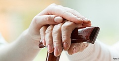 Symbolbild: Pflegekraft hält Hand einer Seniorin. (Foto: Photographee.eu/ Fotolia.com)