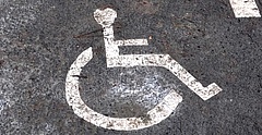 Rollstuhl Behinderung Teilhabe Inklusion (Sophie Lamezan/ pixelio.de)