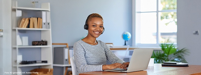 Eine Frau sitzt an einem modernen Büroschreibtisch und arbeitet an einem Laptop. Sie trägt bequeme, moderne Kleidung und Kopfhörer. Die Umgebung ist ein helles, freundliches Büro. Im Hintergrund sind Regale mit Büchern und Pflanzen zu sehen. 