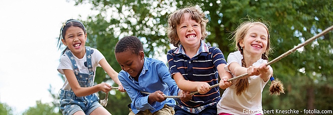 Kinder ziehen an einem Seil. (Foto: Robert Kneschke/ fotolia.com)