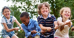 Kinder ziehen an einem Seil. (Foto: Robert Kneschke/ fotolia.com)