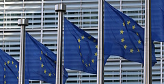 Symbolbild: EU-Flaggen vor dem Gebäude der Europäischen Kommission in Brüssel.