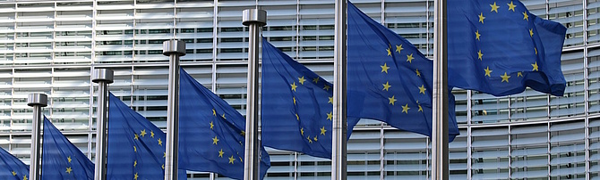 Symbolbild: EU-Flaggen vor dem Gebäude der Europäischen Kommission in Brüssel.