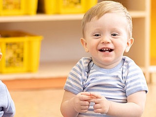 Symbolbild: Drei Kleinkinder sitzen nebeneinander. (Oskana Kuzmina - stock.adobe.com)